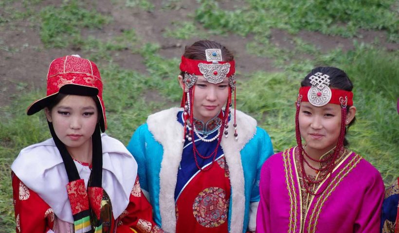 Mongol_women_at_Naadam_festival